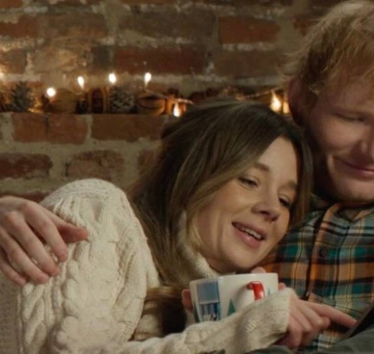 Ed Sheeran und Claudia Jessie verbreiten Weihnachtsstimmung im Musikvideo Under The Tree