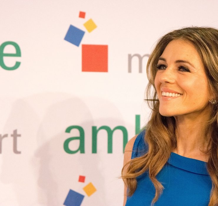 Elizabeth Hurley beginnt eine Romanze mit dem Vater von Miley Cyrus