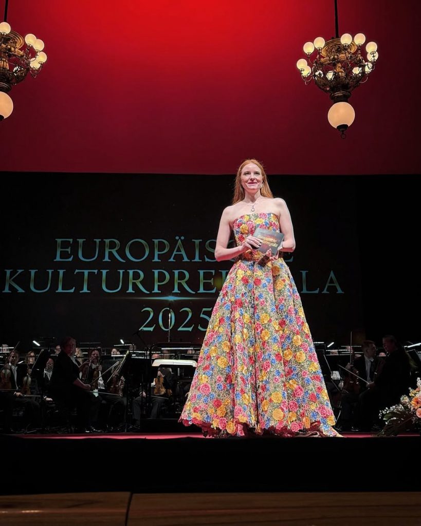 Barbara Meier in a vibrant floral dress at the Europäischen Kulturpreis
