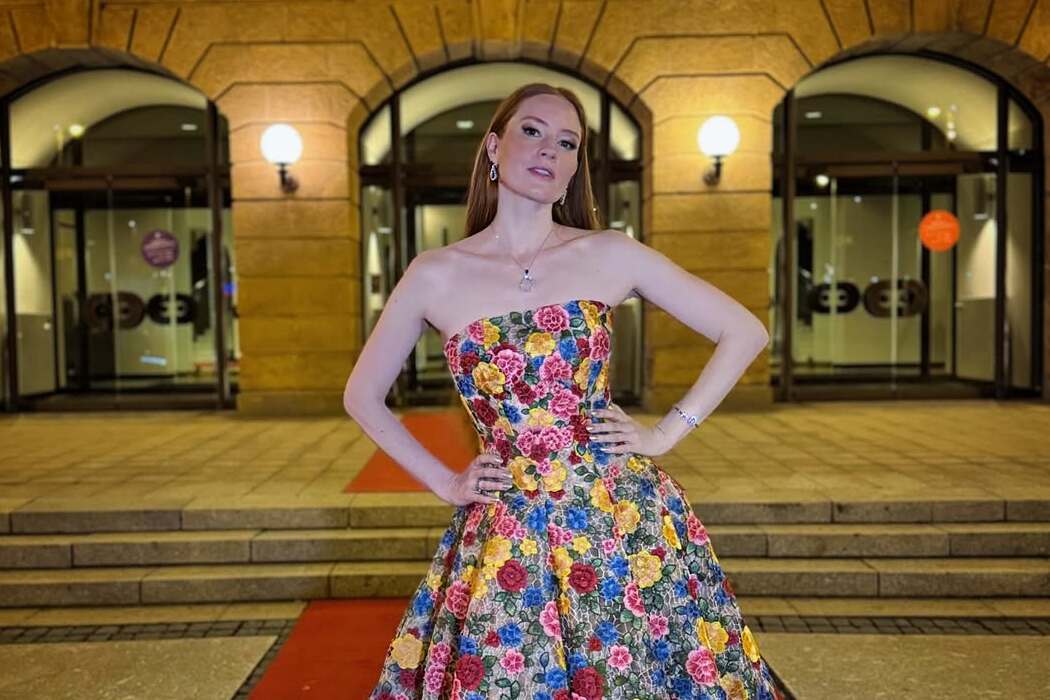 Barbara Meier in a vibrant floral dress at the Europäischen Kulturpreis