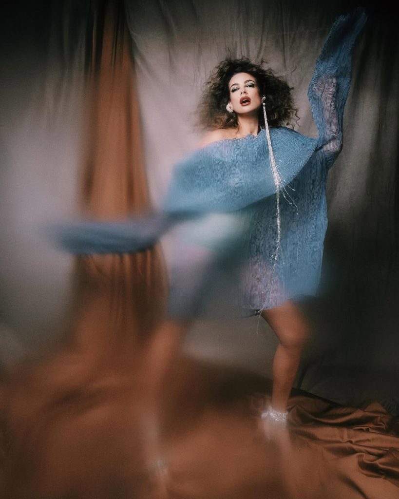Nadine Mirada ziert das Cover der ELLE Colombia