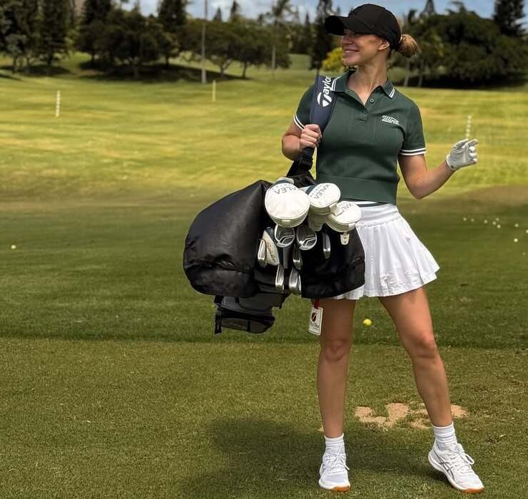 Stephanie Davis eröffnet die Sommersaison auf Hawaii: Sport, Golf und ein farbenfrohes Fotoshooting