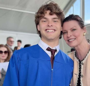 Linda Evangelista zeigt seltene Fotos mit ihrem 18-jährigen Sohn