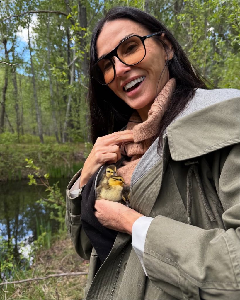 Foto des Tages: Demi Moore rettet Entenküken und wird zu ihrer neuen Mama