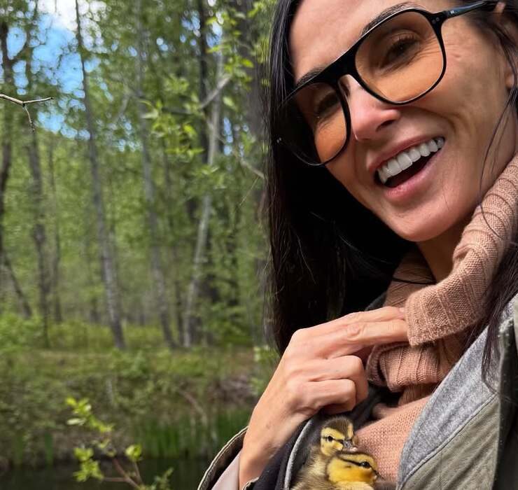 Photo of the day: Demi Moore rescues ducklings and becomes their new mom