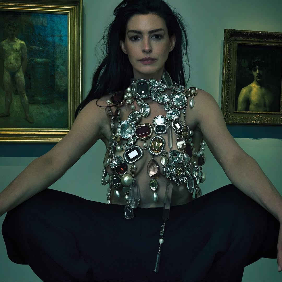 Anne Hathaway posiert für die Vogue und spricht über die schwierigste Rolle ihres Lebens