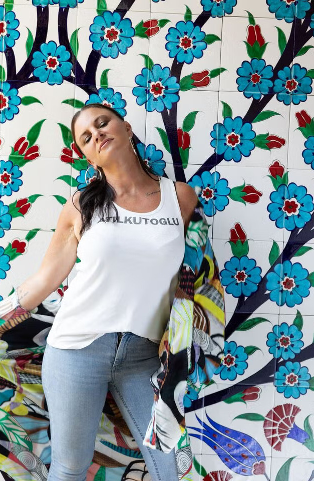 Kathi Nehammer in einem stilvollen Fotoprojekt zur Unterstützung des Roten Kreuzes