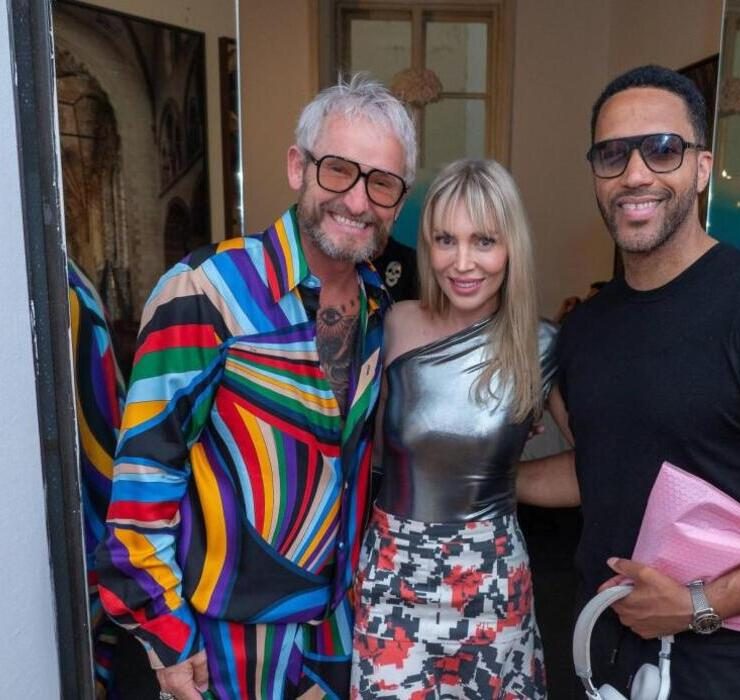 Rebecca Horner, Lizz Görgl und Cesár Sampson bei der Ausstellungseröffnung von Franz-Josef Baur in Wien