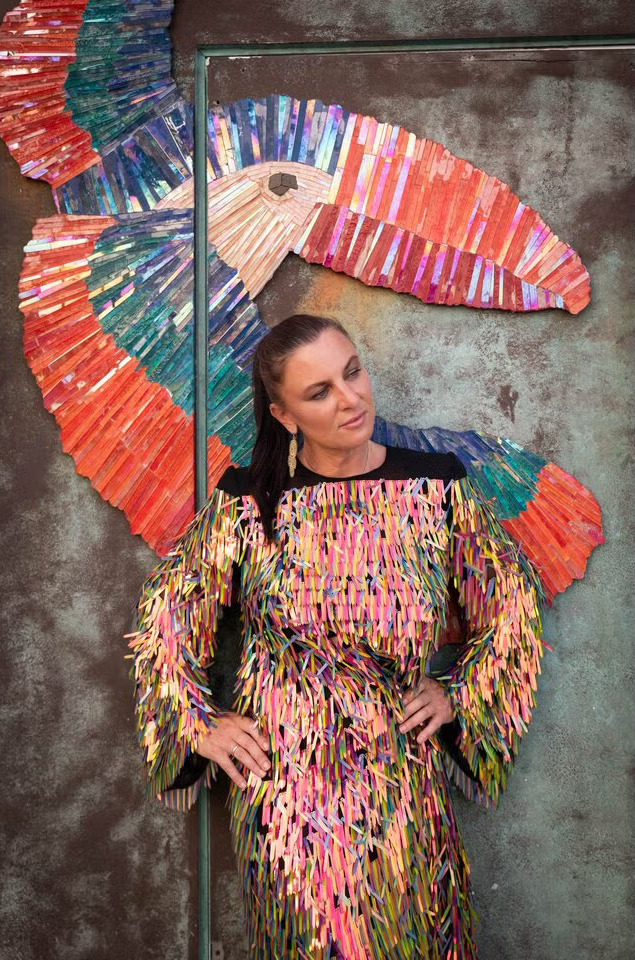 Kathi Nehammer in einem stilvollen Fotoprojekt zur Unterstützung des Roten Kreuzes