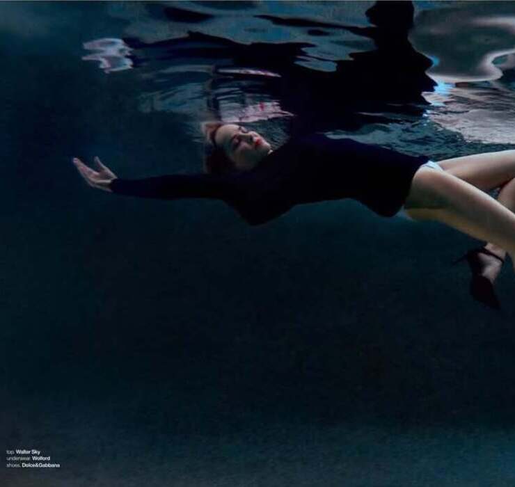 In transparenter Bluse und unter Wasser: Die 67-jährige Sharon Stone auf dem Cover von Schön!