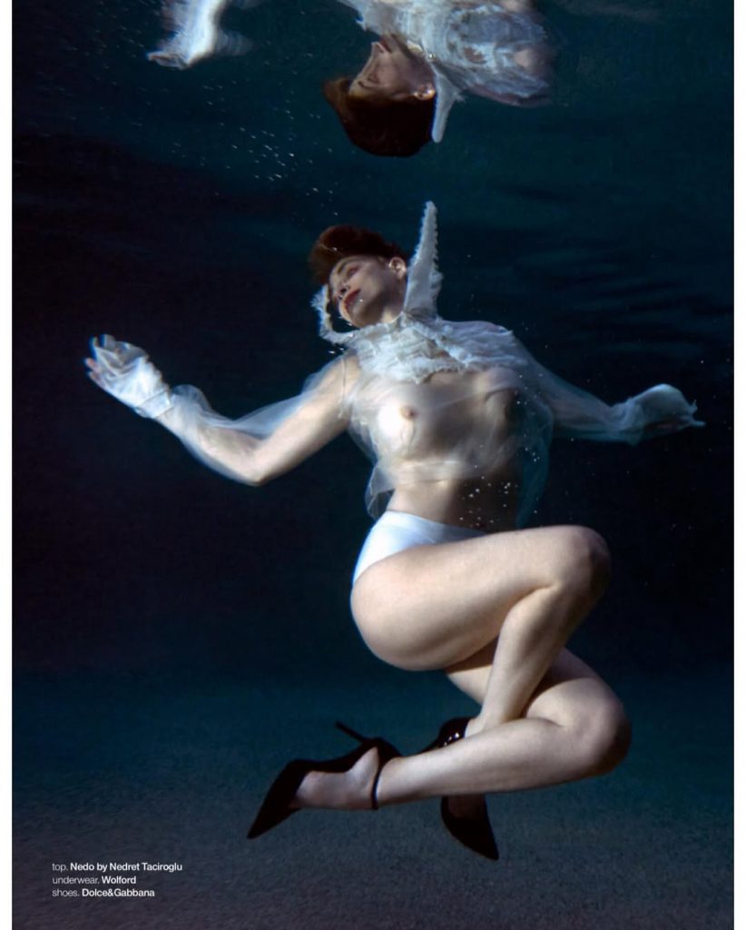 In a sheer blouse and underwater: 67-year-old Sharon Stone on the cover of Schön!