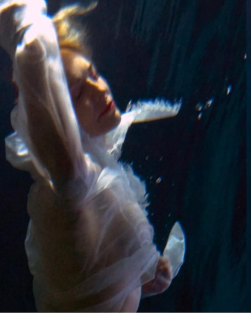 In a sheer blouse and underwater: 67-year-old Sharon Stone on the cover of Schön!