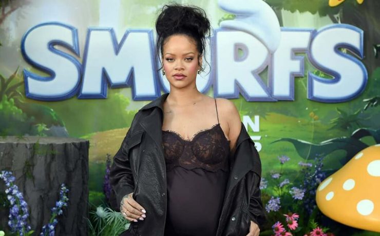Rihanna attends «The Smurfs» premiere in Los Angeles with her sons