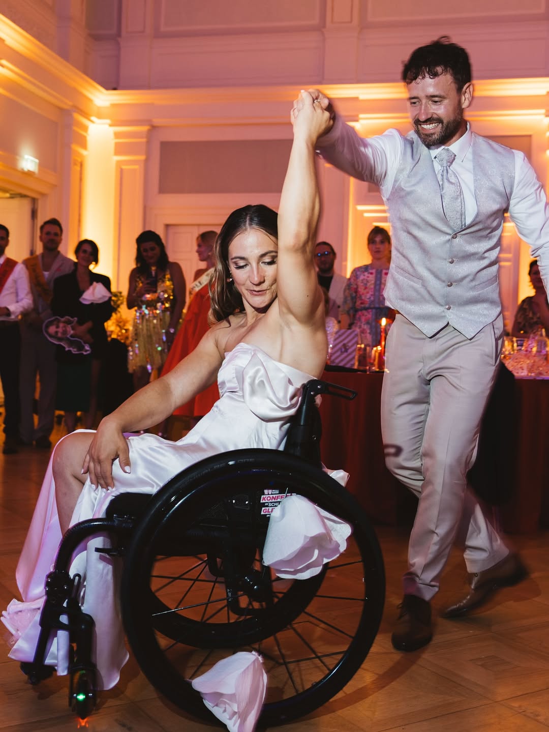 Designerin Marina Hoermanseder entwirft außergewöhnliches Hochzeitskleid für Kristina Vogel