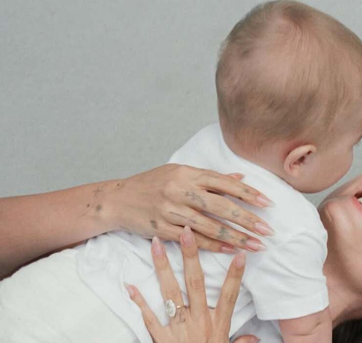 Hailey Bieber zeigt emotionale Aufnahmen ihres Geburtstagskindes