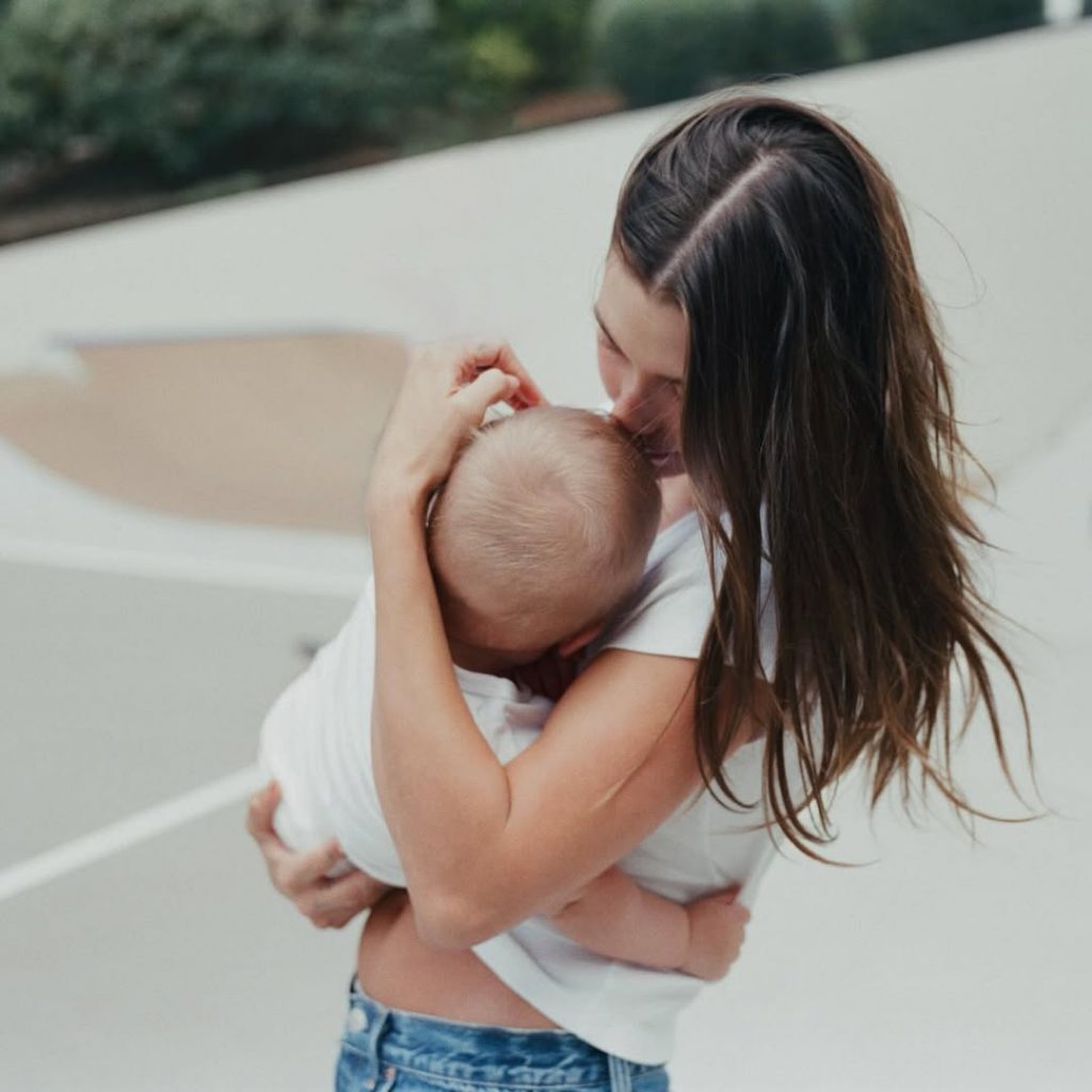 Hailey Bieber zeigt emotionale Aufnahmen ihres Geburtstagskindes