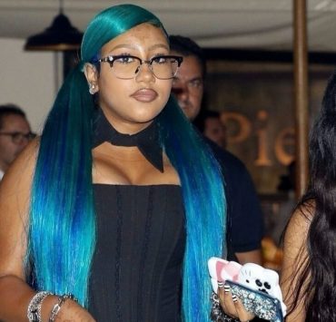 Korsett und bunte Strähnen: Kim Kardashian wird wegen des Looks ihrer 12-jährigen Tochter kritisiert