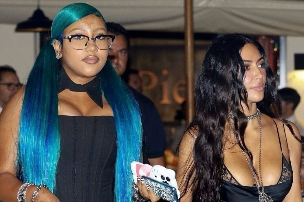 Korsett und bunte Strähnen: Kim Kardashian wird wegen des Looks ihrer 12-jährigen Tochter kritisiert