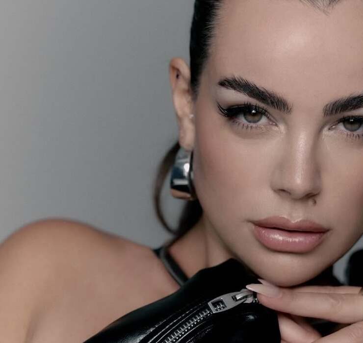 Ein Sightseeing-Bus in Wien zeigt das Gesicht von Nadine Mirada