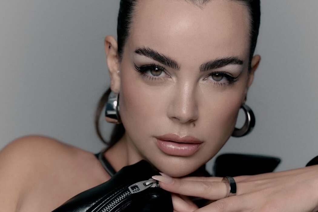 Ein Sightseeing-Bus in Wien zeigt das Gesicht von Nadine Mirada