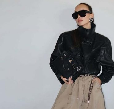 Lederbomberjacke und Aladdin-Hosen: Ivana Essl präsentiert den perfekten Herbstlook