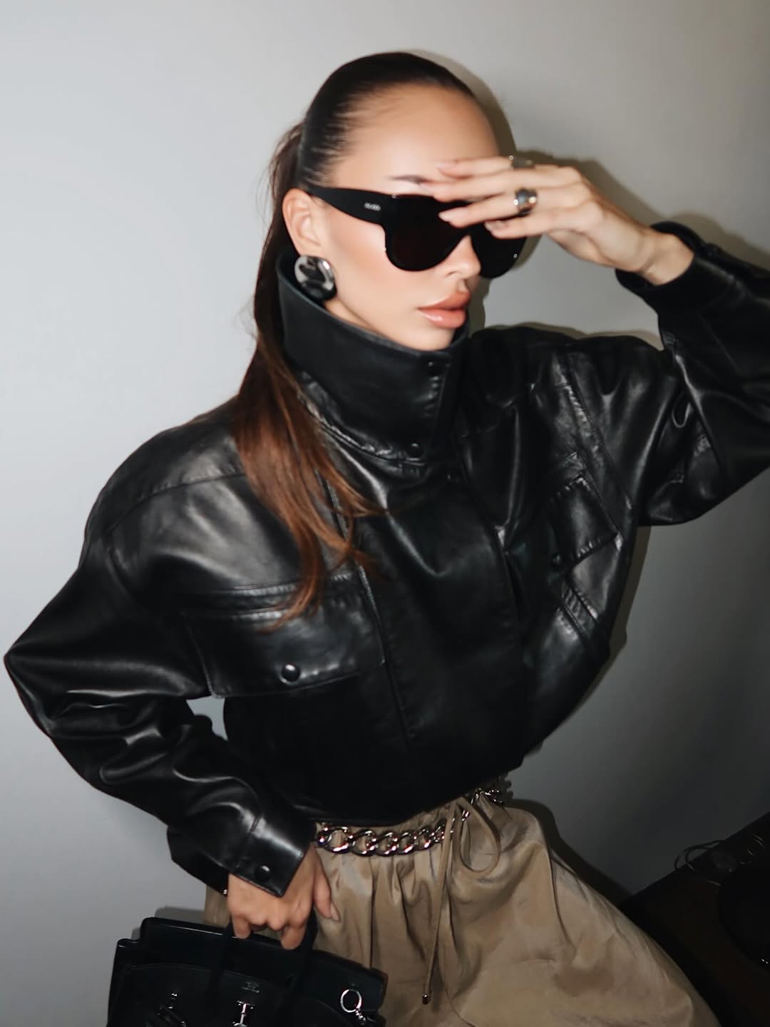 Lederbomberjacke und Aladdin-Hosen: Ivana Essl präsentiert den perfekten Herbstlook