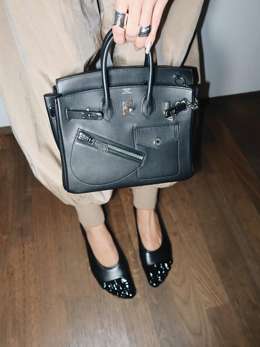 Lederbomberjacke und Aladdin-Hosen: Ivana Essl präsentiert den perfekten Herbstlook