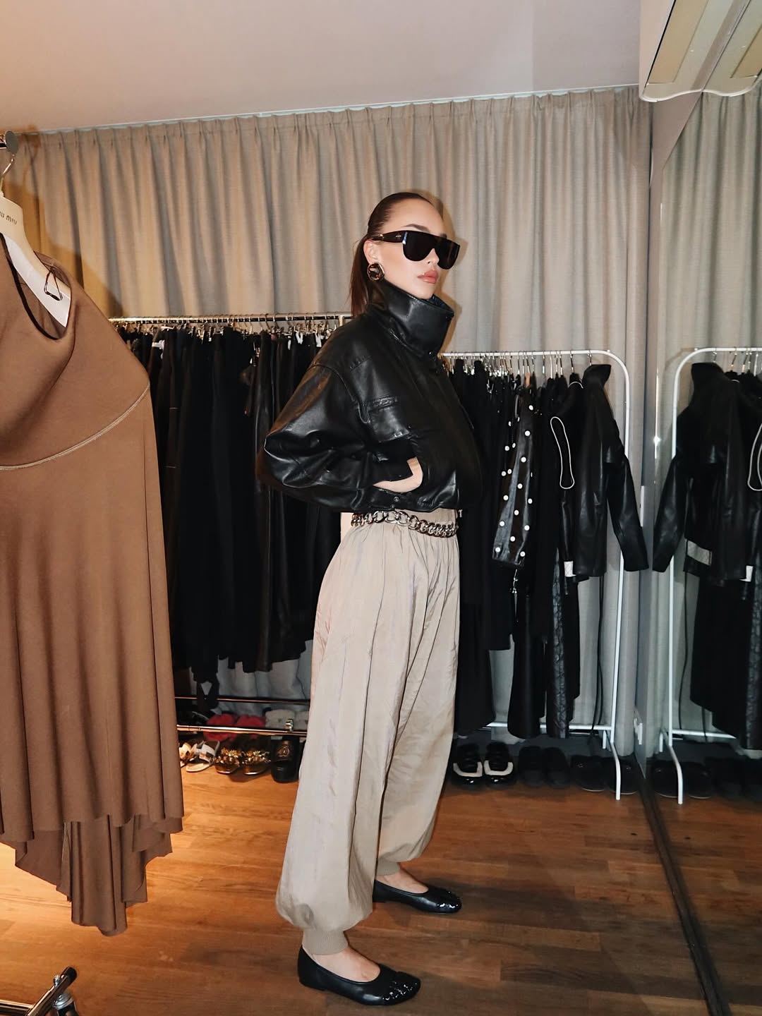 Lederbomberjacke und Aladdin-Hosen: Ivana Essl präsentiert den perfekten Herbstlook