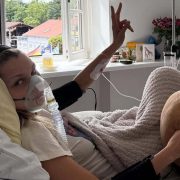 28 Jahre später: Bella Hadid wiederholt Milla Jovovichs ikonischen Look