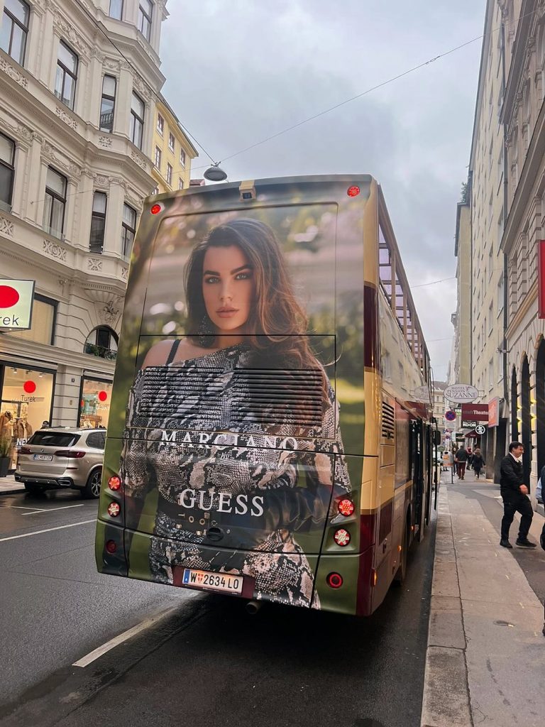 Ein Sightseeing-Bus in Wien zeigt das Gesicht von Nadine Mirada