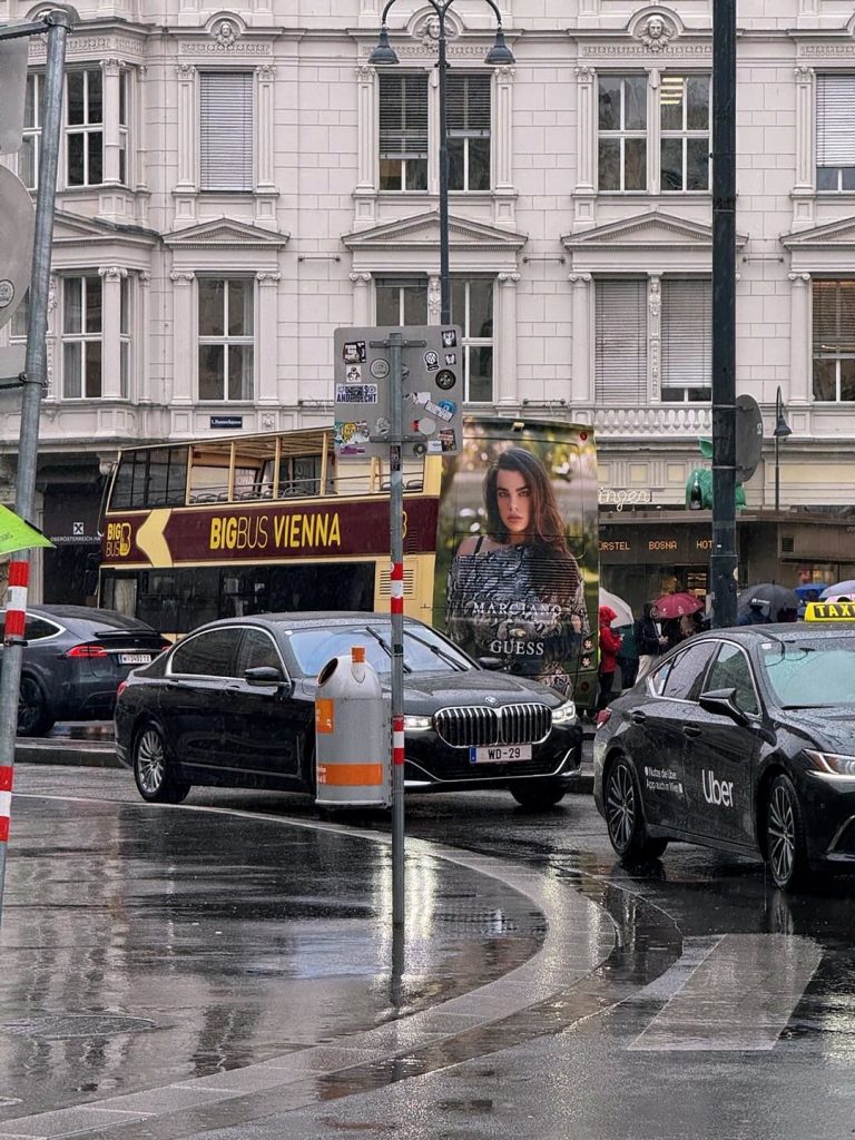 Ein Sightseeing-Bus in Wien zeigt das Gesicht von Nadine Mirada