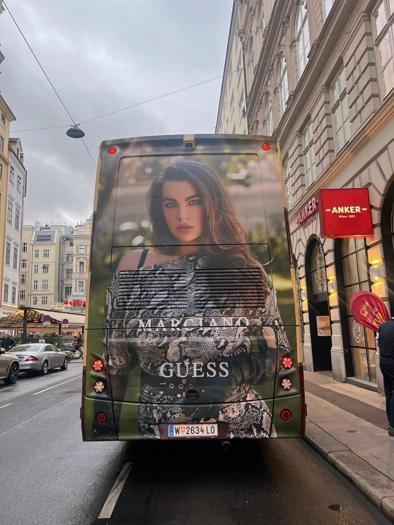 Ein Sightseeing-Bus in Wien zeigt das Gesicht von Nadine Mirada