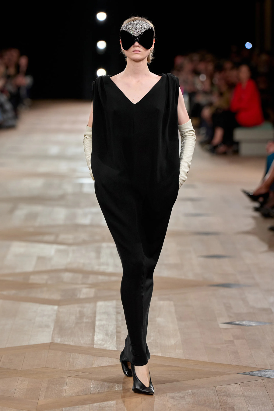 Pierpaolo Piccioli debütiert bei Balenciaga: Eleganz, Architektur und der Geist des Erbes