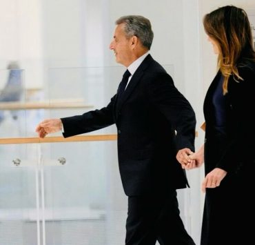 Händchenhaltend: Carla Bruni begleitet Nicolas Sarkozy ins Gefängnis