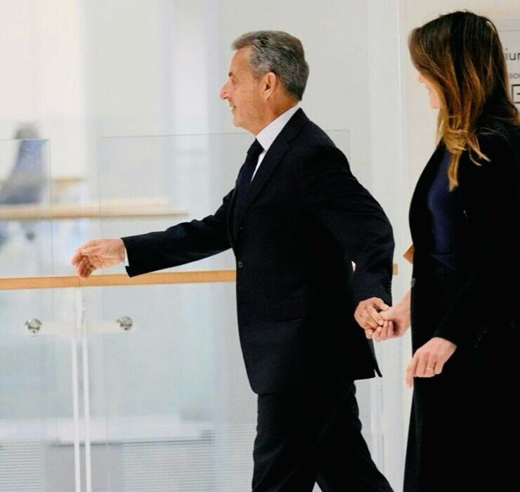 Händchenhaltend: Carla Bruni begleitet Nicolas Sarkozy ins Gefängnis