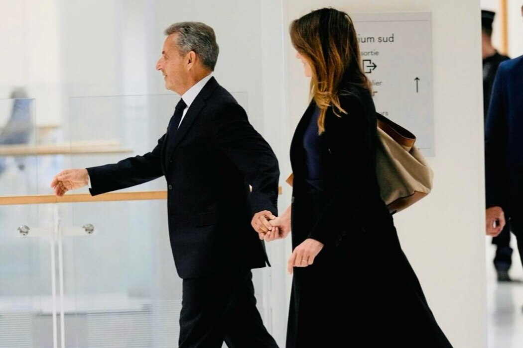 Händchenhaltend: Carla Bruni begleitet Nicolas Sarkozy ins Gefängnis