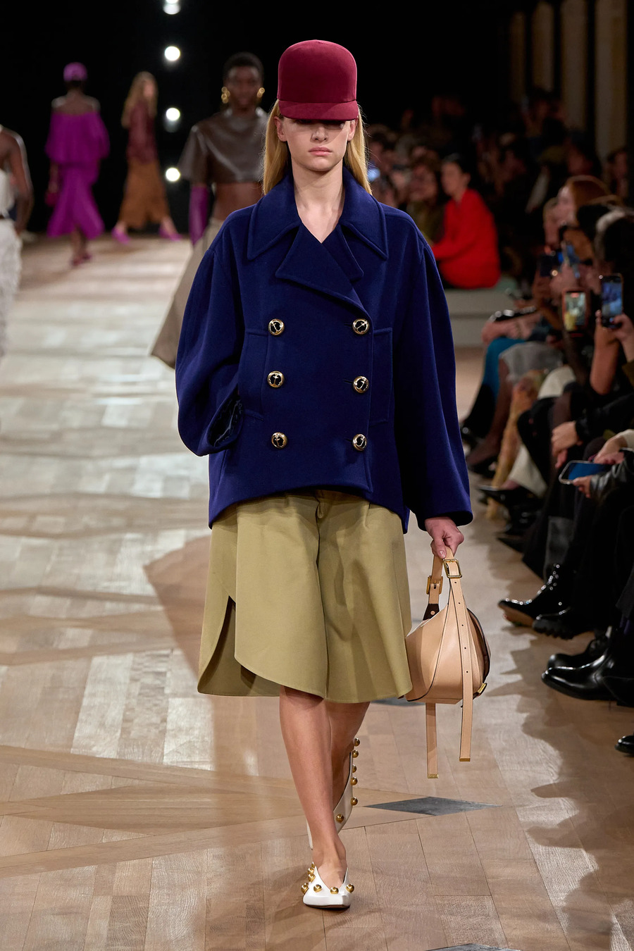 Pierpaolo Piccioli debütiert bei Balenciaga: Eleganz, Architektur und der Geist des Erbes