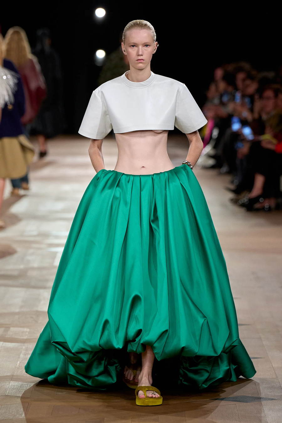 Pierpaolo Piccioli debütiert bei Balenciaga: Eleganz, Architektur und der Geist des Erbes