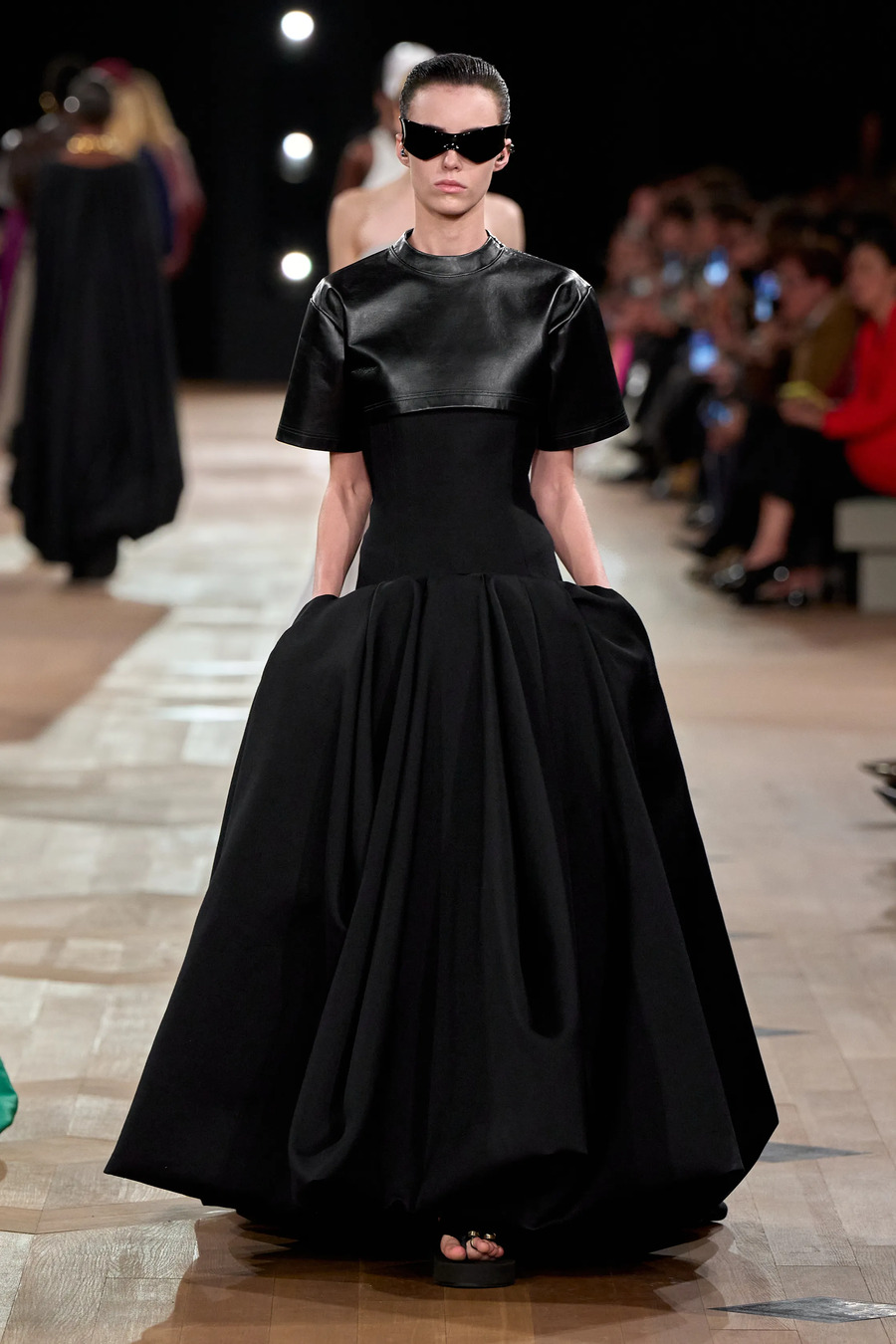 Pierpaolo Piccioli debütiert bei Balenciaga: Eleganz, Architektur und der Geist des Erbes