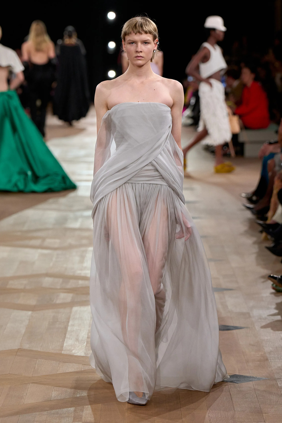 Pierpaolo Piccioli debütiert bei Balenciaga: Eleganz, Architektur und der Geist des Erbes