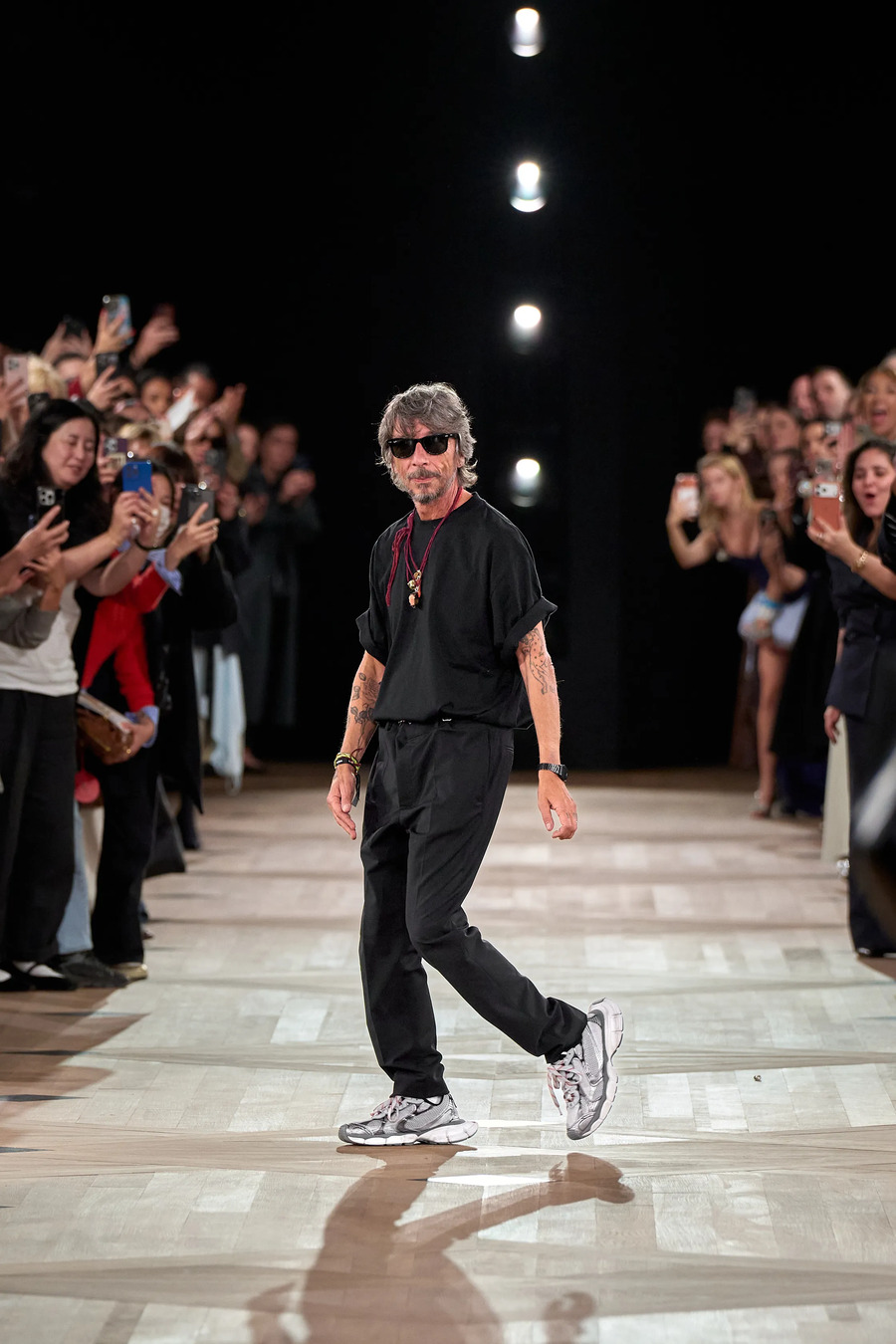 Pierpaolo Piccioli debütiert bei Balenciaga: Eleganz, Architektur und der Geist des Erbes