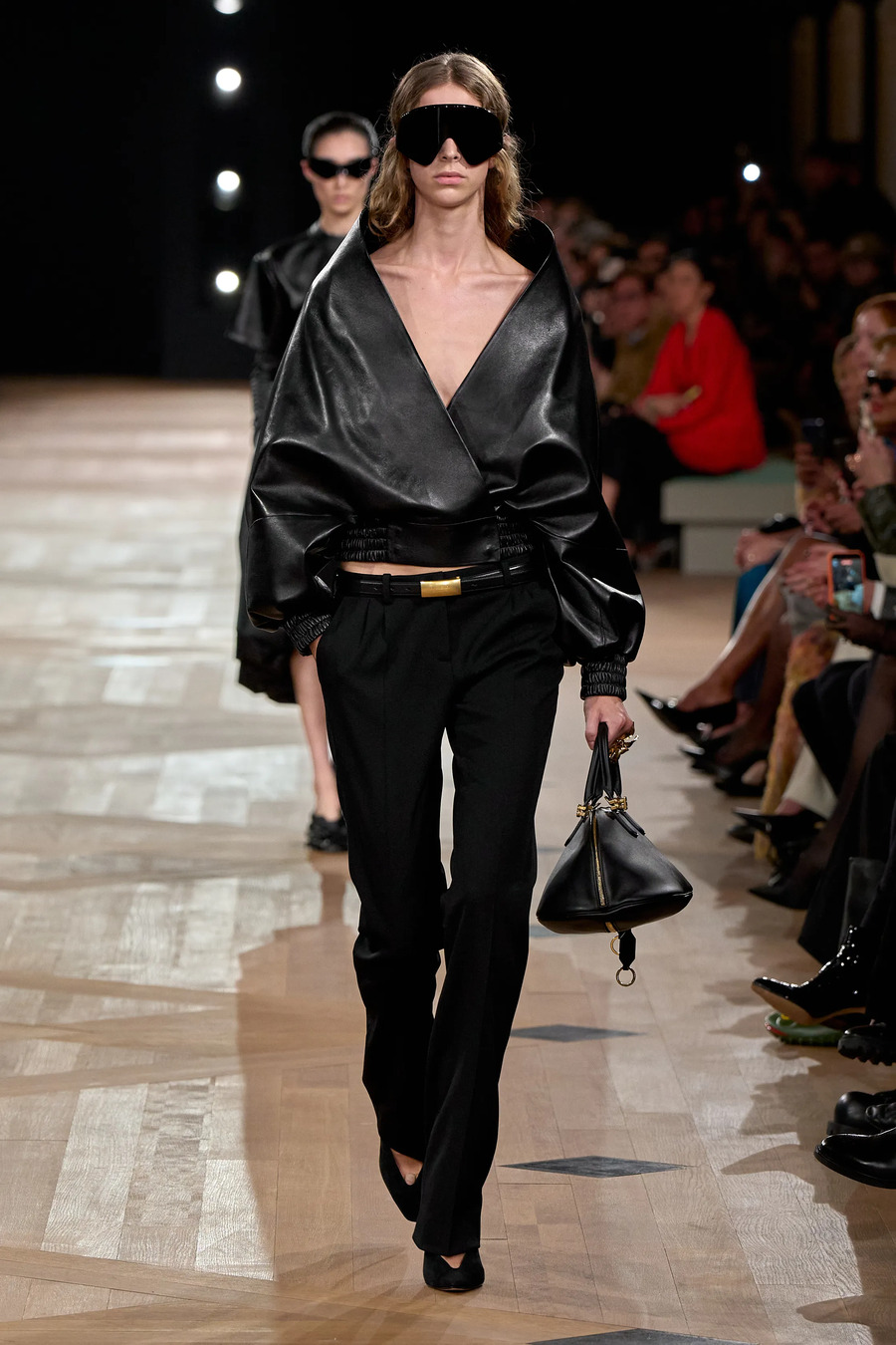 Pierpaolo Piccioli debütiert bei Balenciaga: Eleganz, Architektur und der Geist des Erbes