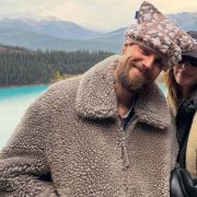 Kylie Jenner bringt eine limitierte Make-up-Kollektion zum 10-jährigen Jubiläum ihrer Marke heraus