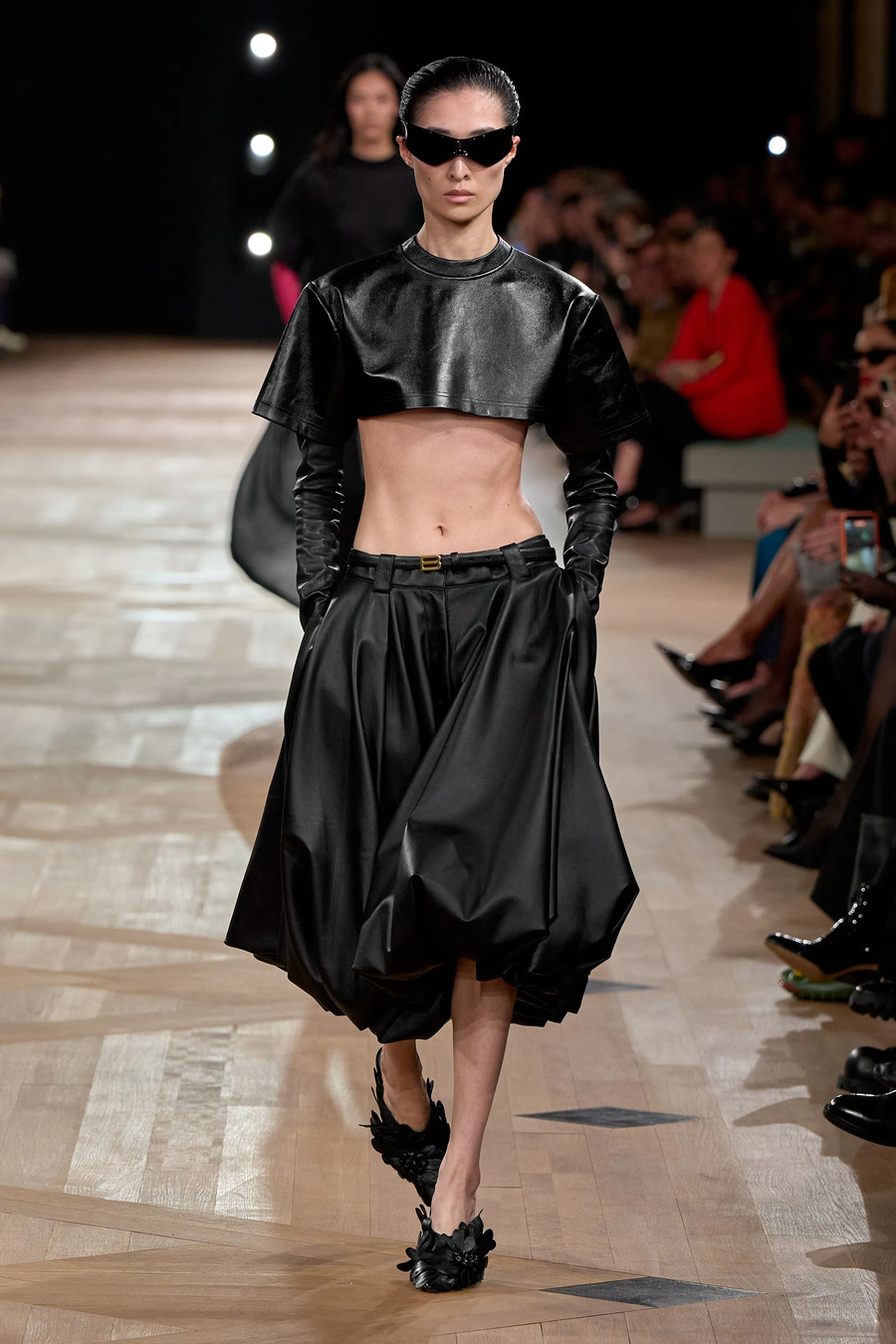 Pierpaolo Piccioli debütiert bei Balenciaga: Eleganz, Architektur und der Geist des Erbes