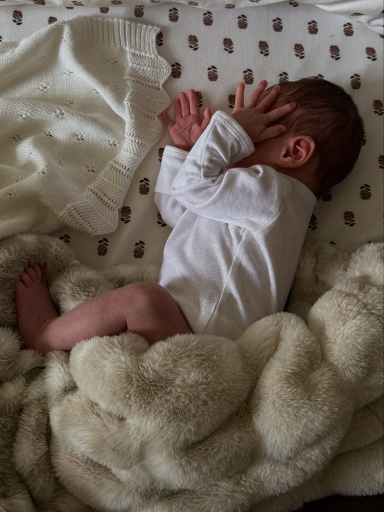 Nara Smith ist zum vierten Mal Mutter geworden