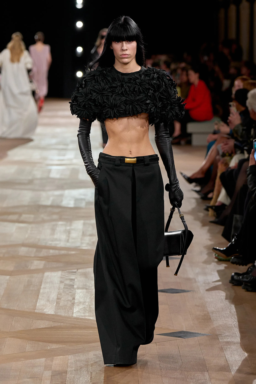 Pierpaolo Piccioli debütiert bei Balenciaga: Eleganz, Architektur und der Geist des Erbes