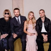 Victoria Beckham zeigt die festliche Dekoration ihres Ladens in London