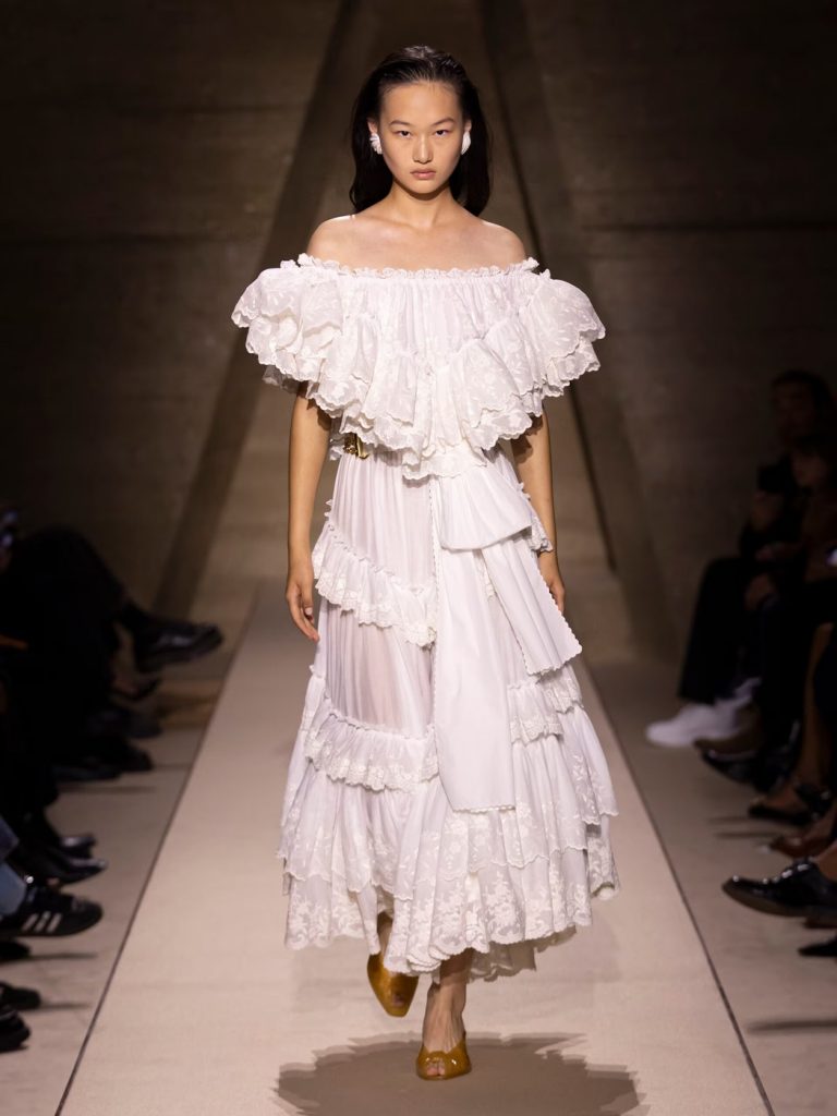 Blumenprints und Taschen mit Kettenriemen in der Chloé-Kollektion SS’26