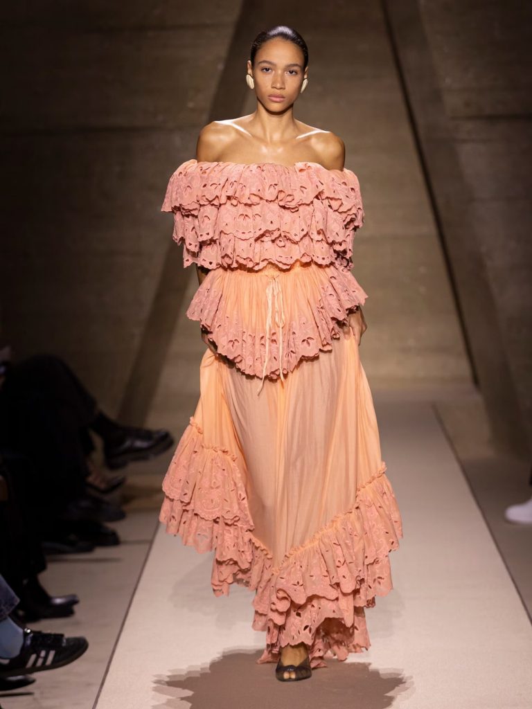 Blumenprints und Taschen mit Kettenriemen in der Chloé-Kollektion SS’26