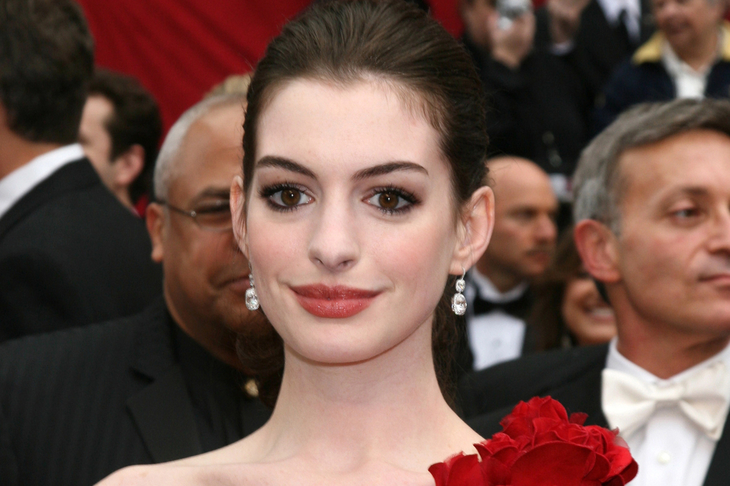 Seltene Ausgeh-Gelegenheit: Anne Hathaway mit ihrem Ehemann beim Gala-Abend in New York
